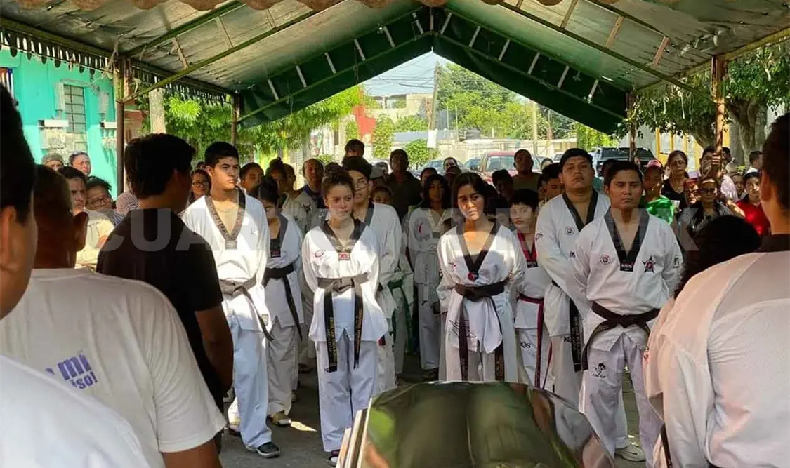 Dan último adiós a profesor asesinado