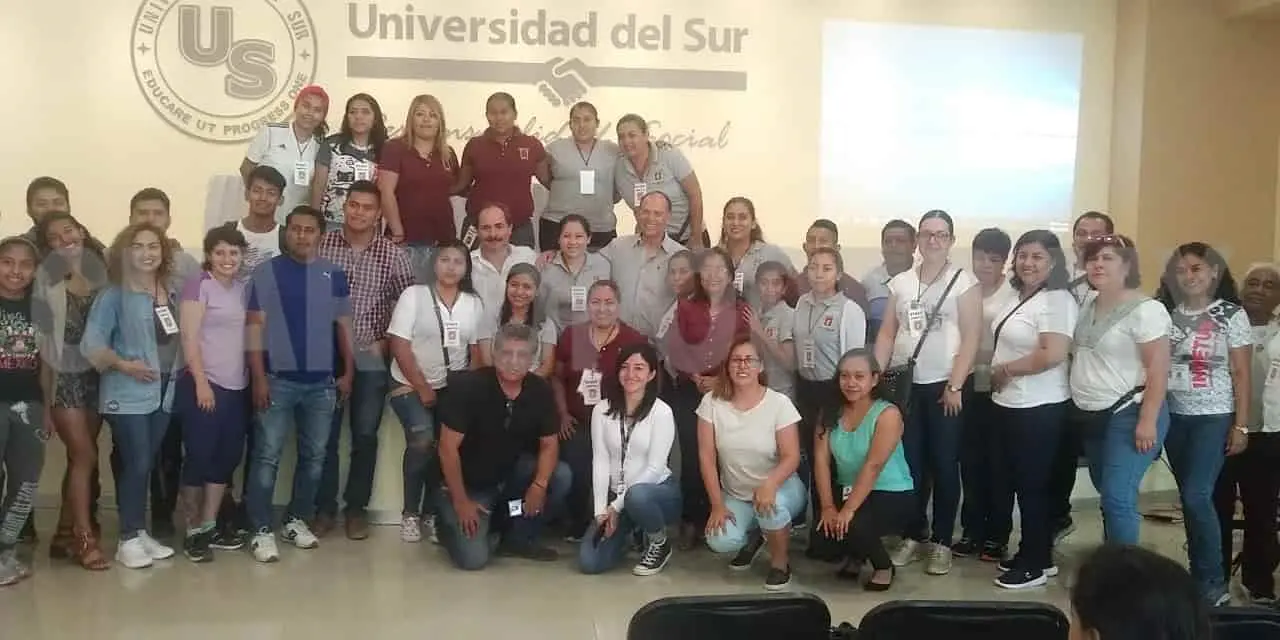 Al término de la plática, los presentes se tomaron la foto del recuerdo con el ponente invitado. Cortesía
