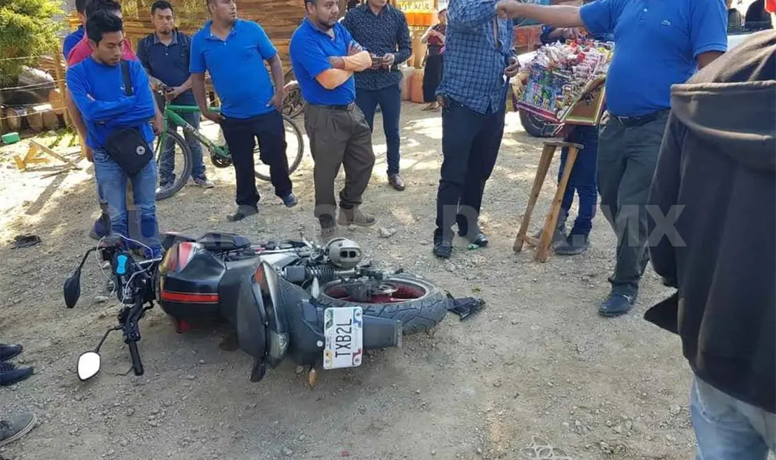 Acelerado chofer de taxi arrolla a joven motociclista