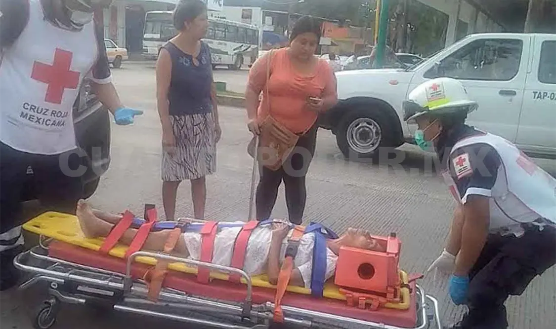 Mujer queda grave tras ser arrollada por camión
