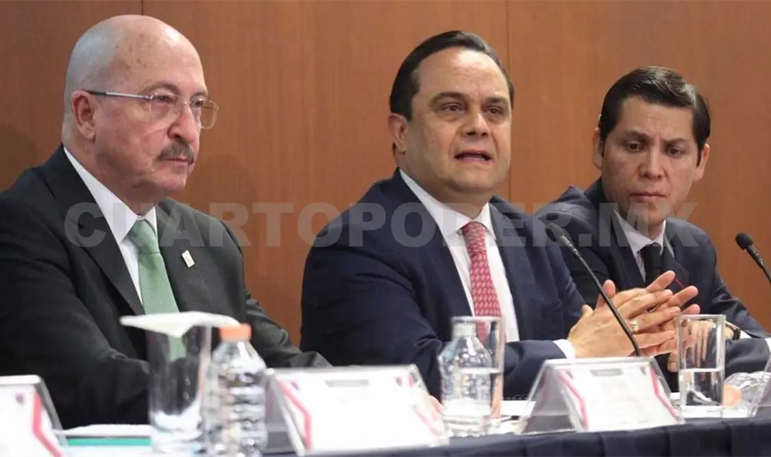 El comisionado Acuña Llamas al centro de la gráfica. Expresó que es “preocupante” la reducción presupuestal. Twitter