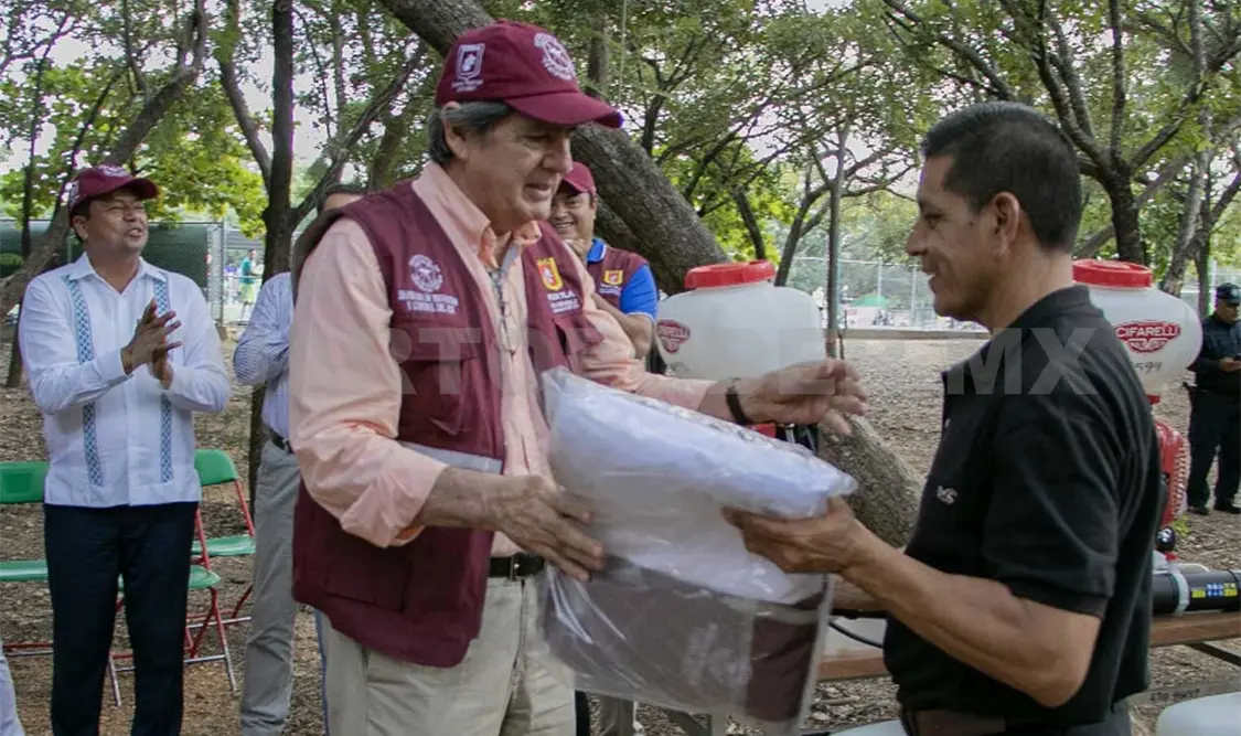 Hizo entrega de uniformes y equipos a personal del Programa de Prevención y Control de enfermedades transmitidas por vectores. CP