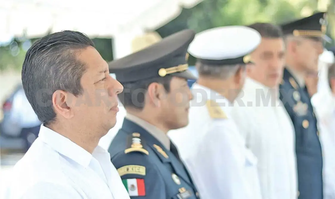 El fiscal general Jorge Luis Llaven Abarca acompañó al gobernador a la ceremonia de conmemoración del Día de la Armada de México. CP