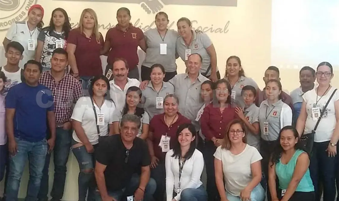 Al término de la plática, los presentes se tomaron la foto del recuerdo con el ponente invitado. Cortesía
