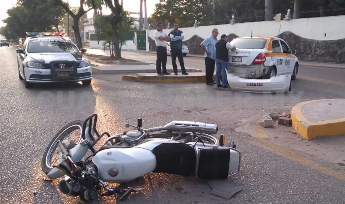 La motocicleta quedó derribada sobre la cinta asfáltica tras el impacto y el taxi perdió la defensa trasera. José Ortega / CP