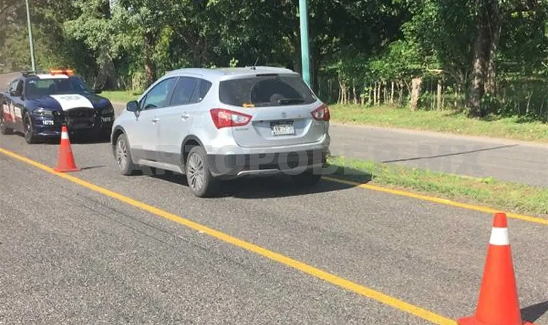 Supuesta funcionaria choca y amedrenta