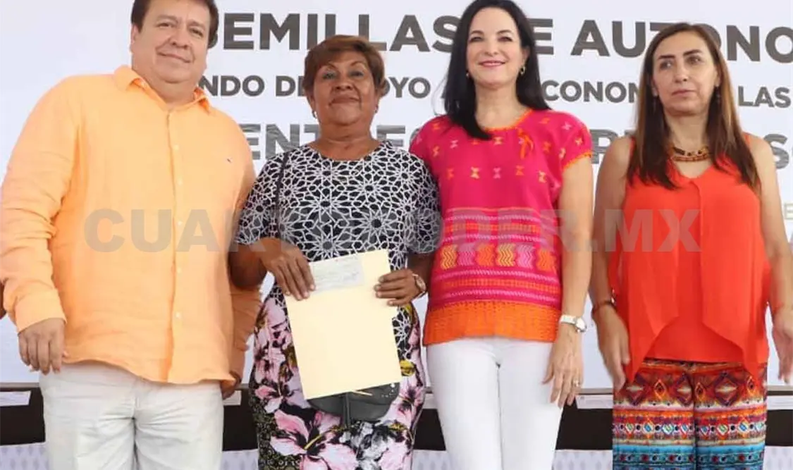 Entrega Rosales Zuarth apoyos para mujeres