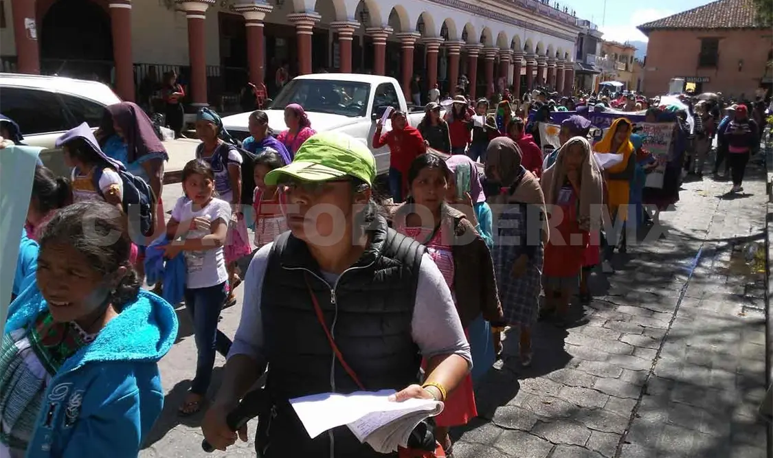 Marchan mujeres contra la violencia