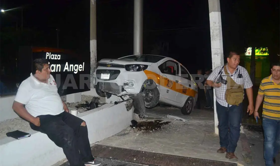 Taxista pierde el control y provoca destrozos