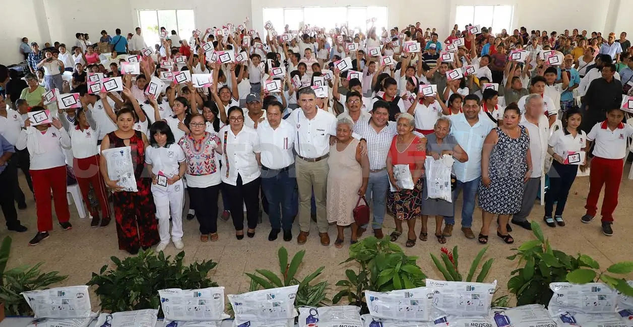 Entregan apoyos en las regiones Maya y Selva