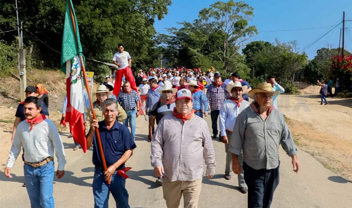 Encabeza alcalde desfile por aniversario de ejido