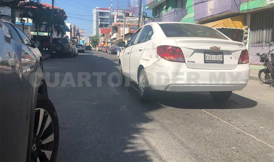 Choca Aveo contra camioneta de lujo