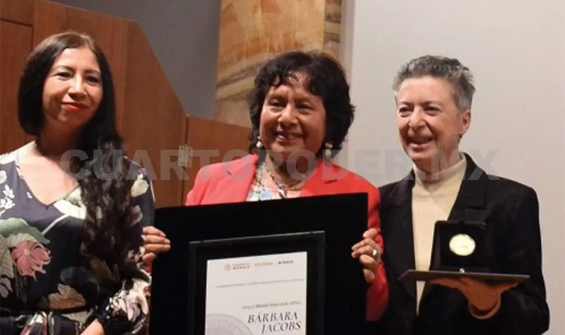 Bárbara Jacobs recibiendo la Medalla Bellas Artes. Cortesía