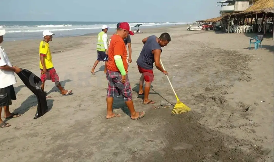 Limpian playas y calles en Puerto Arista