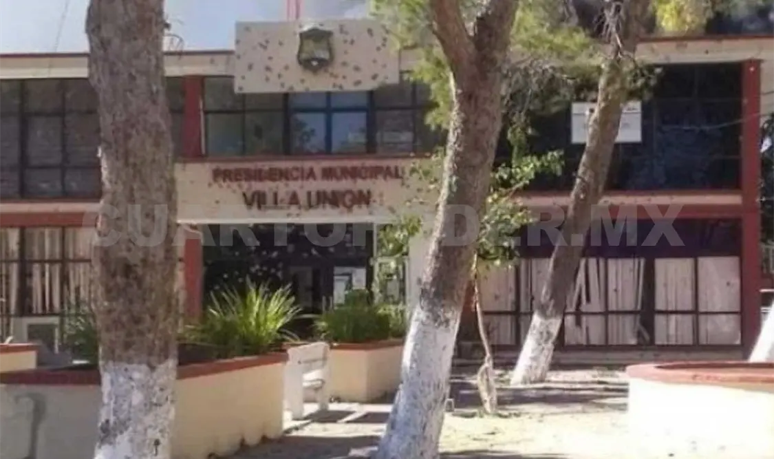 En la fachada de la presidencia de Villa Unión quedaron los impactos de bala. Twitter