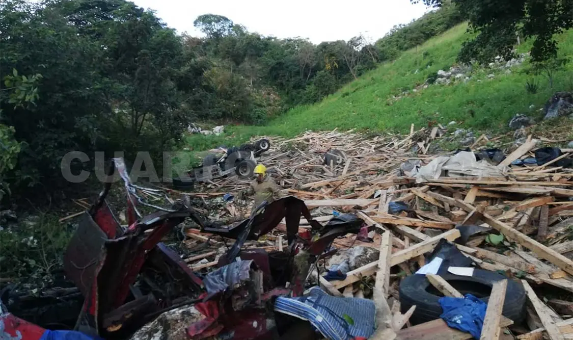 Fallece trailero al caer en barranco