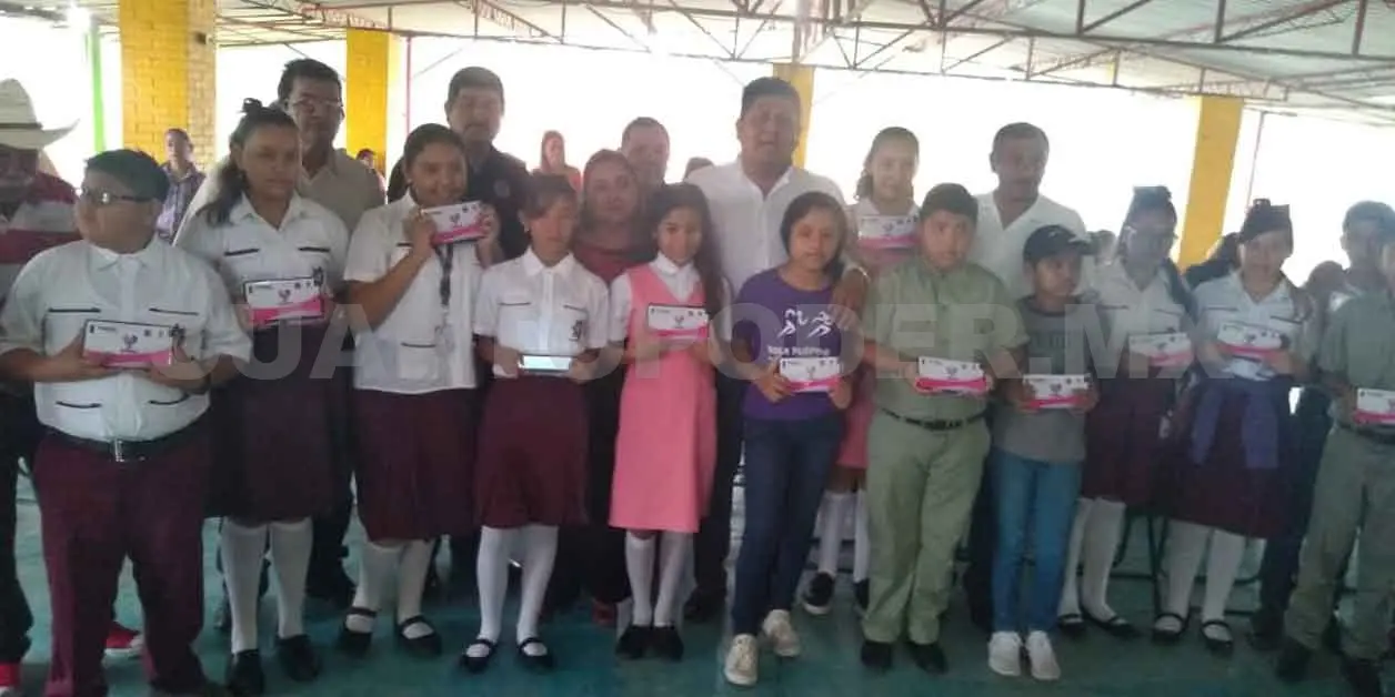 Entregan apoyo tecnológico a estudiantes de Reforma