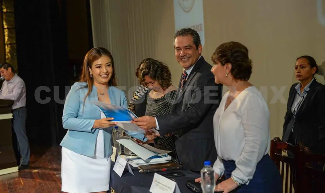 Celebran graduación de egresados de Medicina