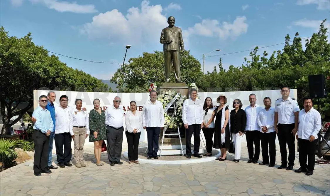 Realizan homenaje luctuoso a Manuel Velasco Suárez