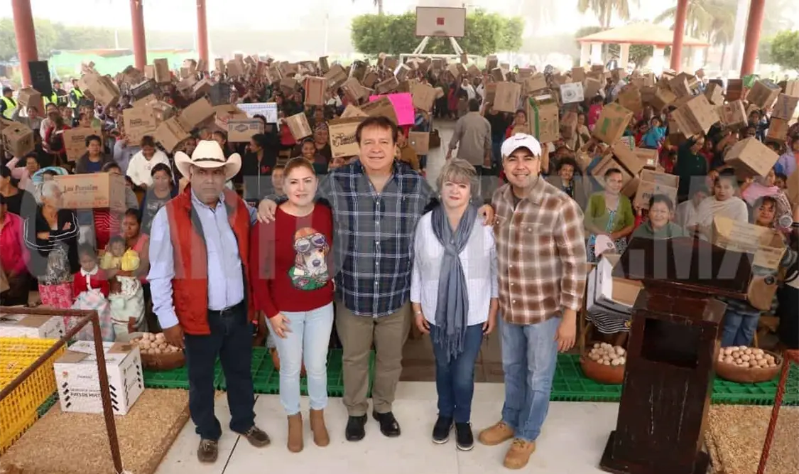 El alcalde Rosales Zuarth hizo entrega de 1,800 paquetes de aves a mujeres de la zona baja del municipio. CP