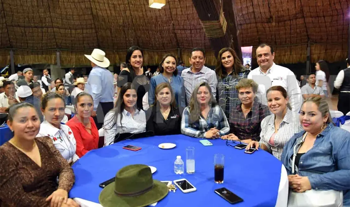 Llaven Abarca acompañó al Voluntariado de la Fiscalía a la Feria Chiapas, donde fue subastado un ejemplar de Ganadería La Gloria. CP