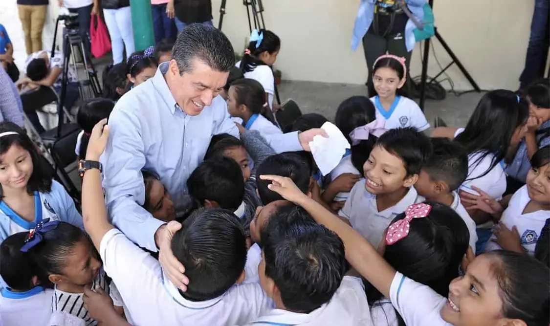 El gobernador convocó a los niños a aprovechar las nuevas instalaciones educativas, así como a respetar a sus docentes. CP