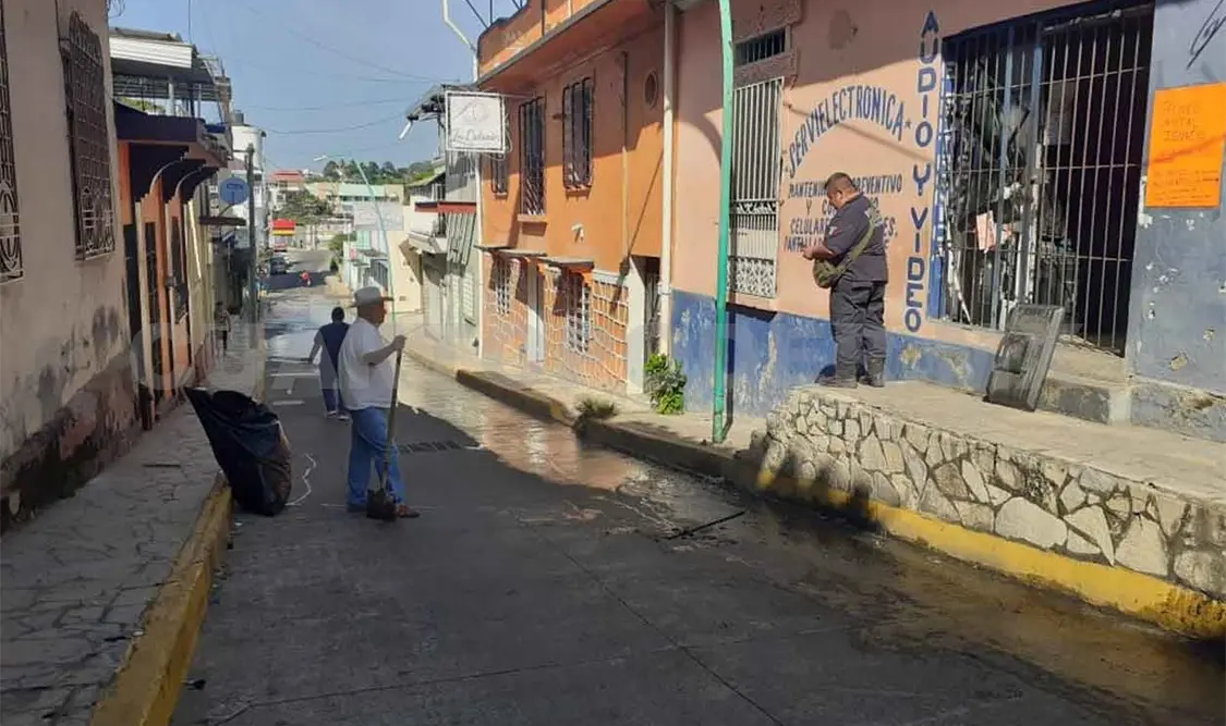 Bloquean calles en protesta por drenaje