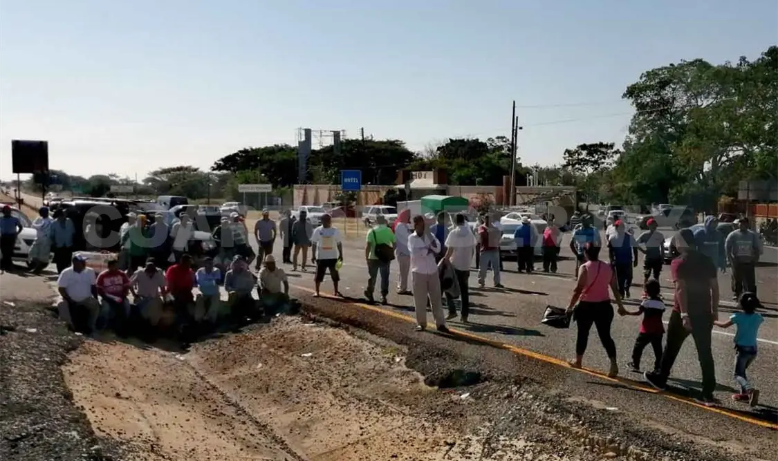 Pescadores bloquean la carretera Tonalá-Arriaga