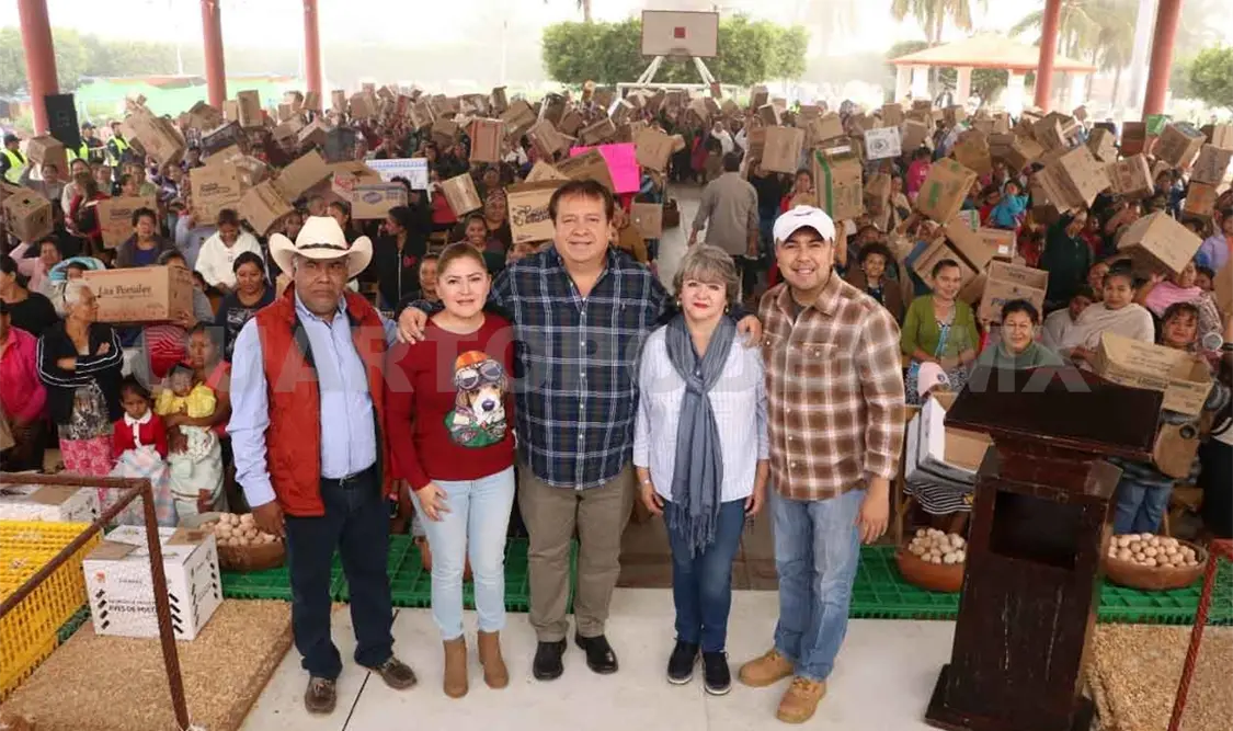 Entrega Mariano Rosales aves de postura a mujeres