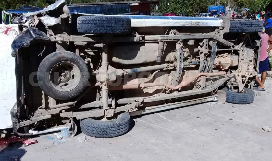 Un muerto y una veintena de lesionados en volcadura