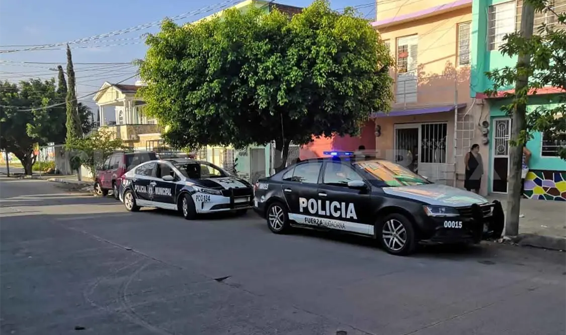 Lo encontraron acuchillado en las escaleras de su casa