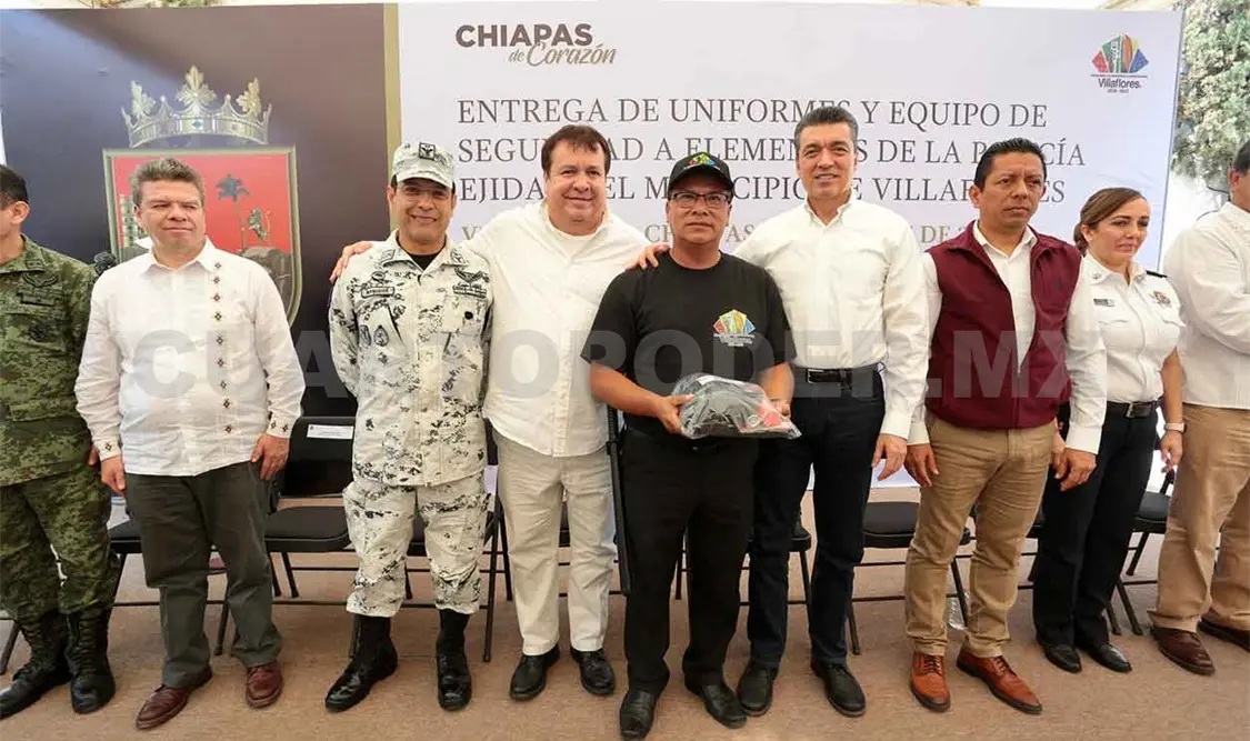 Entrega REC uniformes a policías de Villaflores