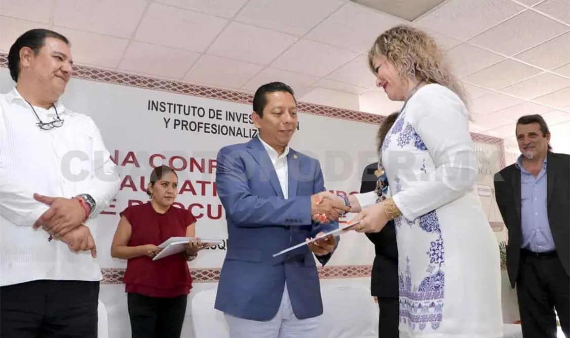 Entrega fiscal constancias del Curso en Facilitación Penal
