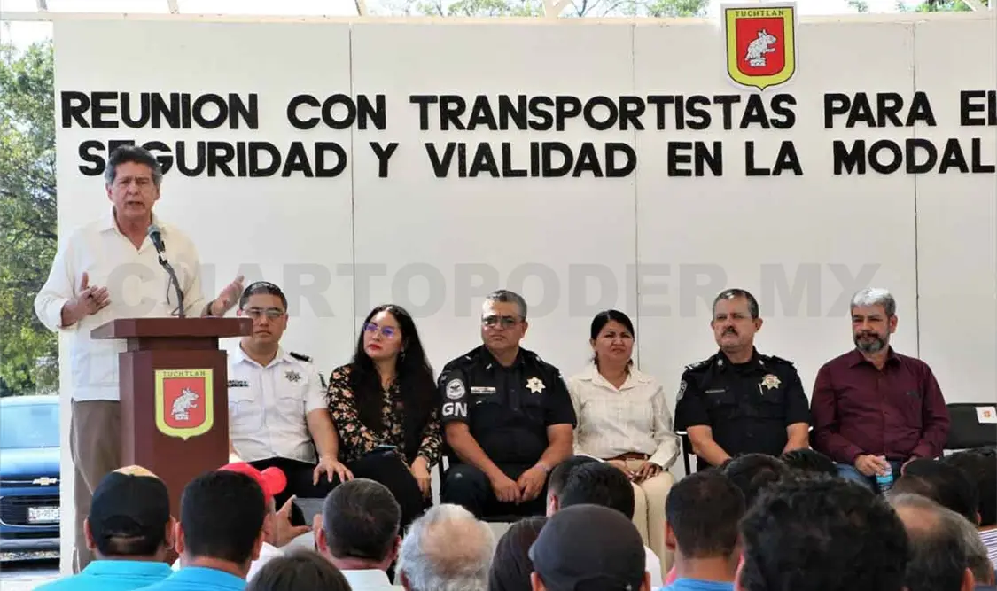 Se reúne alcalde con transportistas de volteos