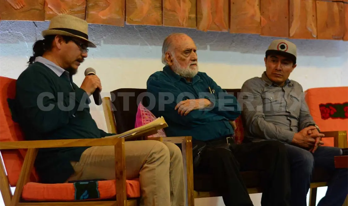 Óscar Oliva y Balam Rodrigo en el Museo de Café. Darwin Mendoza