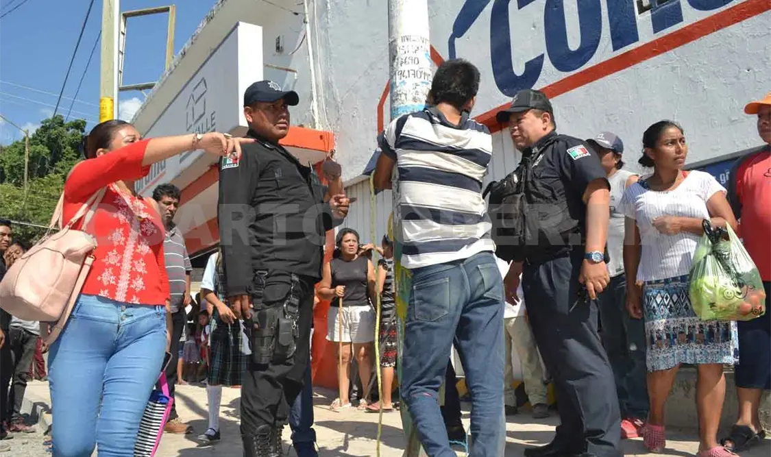 Vapulean y amarran a presunto delincuente