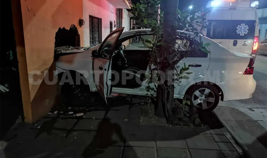 Se mete con todo y Aveo a una casa