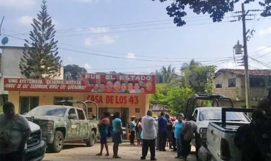 Los pobladores metieron a los soldados en una casa comunitaria dedicada a los 43 estudiantes de Ayotzinapa. Agencias