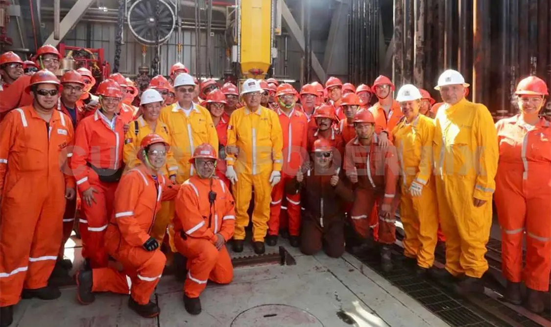 El presidente Andrés Manuel López Obrador supervisó la plataforma petrolera dentro del campo Xikin. Agencias