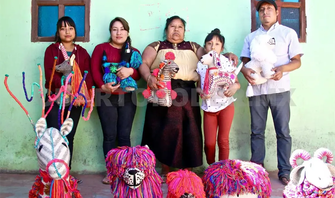 Doña María posa orgullosa junto a sus hijas y su hijo, quienes continuarán con la creación de las artesanías. Diego Pérez / CP