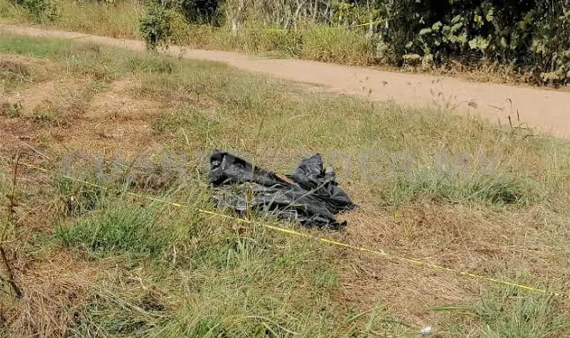 El cuerpo apareció dentro de una bolsa de nylon, color negro, en un camino de terracería que comunica al cantón La Cigüeña. Rafael Victorio / CP