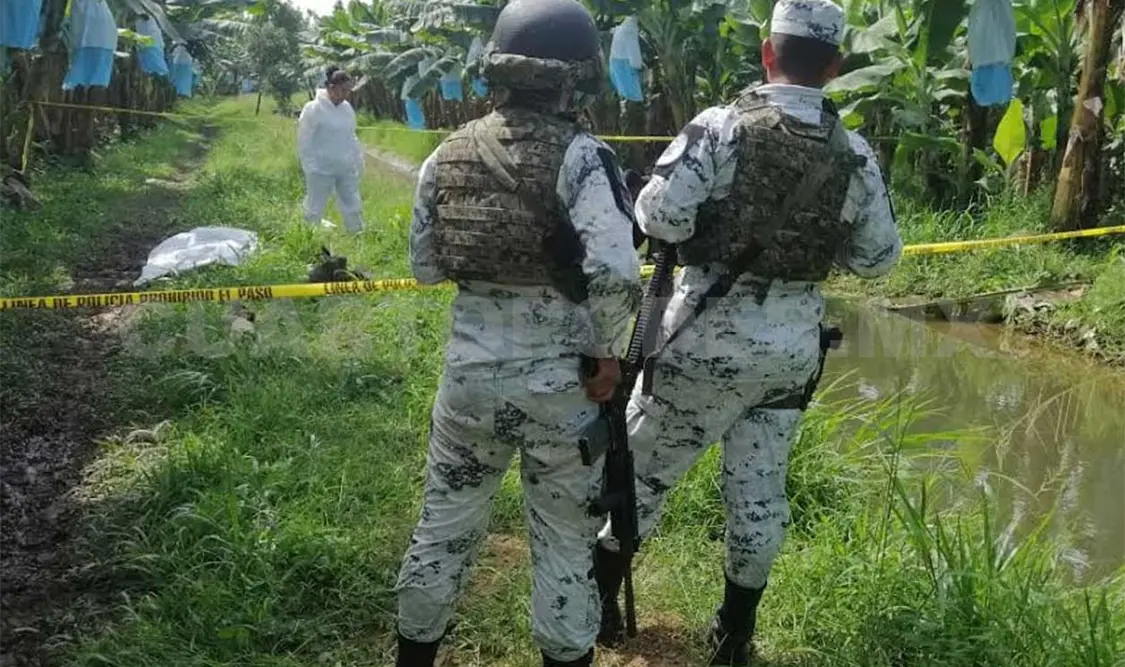 Autoridades fueron alertadas sobre la presencia de una persona sin vida en un canal de riego en una finca bananera en el ejido La Libertad. Rafael Victorio / CP
