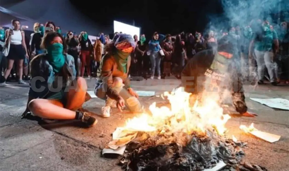 Marcha feminista se apodera de FIL Guadalajara
