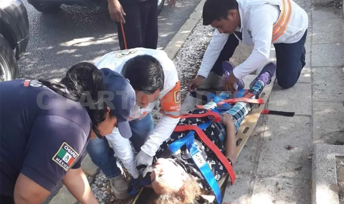 Auto “fantasma” arrolla a una mujer