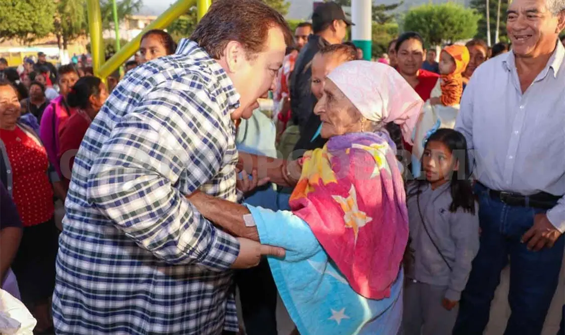 Entrega Mariano Rosales apoyos a comunidad