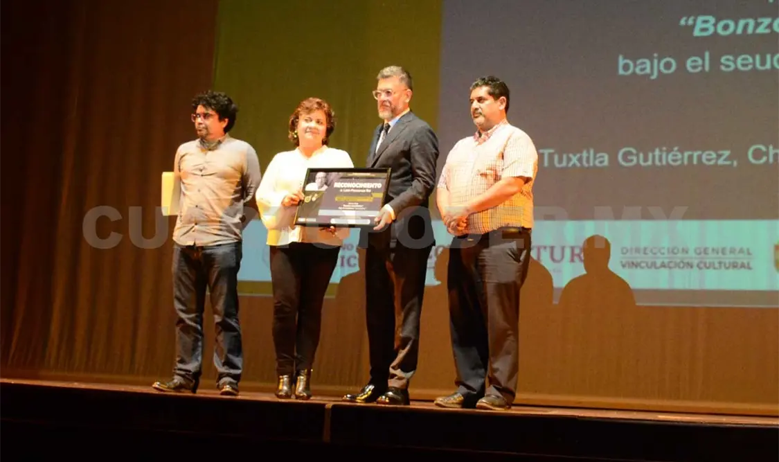 En la entrega del Premio Internacional de Poesía Jaime Sabines. Darwin Mendoza