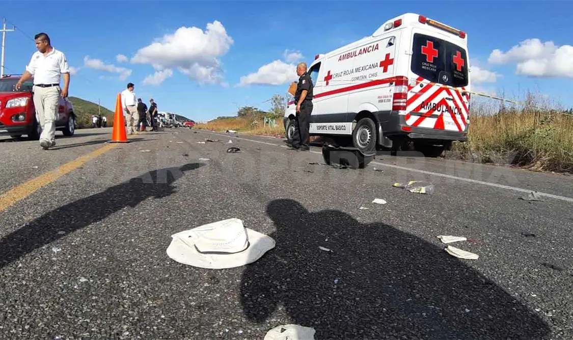 Camioneta arrolla y mata a dos motoristas