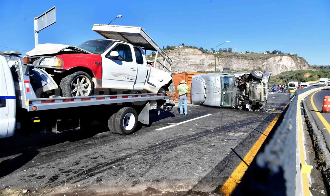 Vuelca tráiler en autopista Chamapa-Lechería
