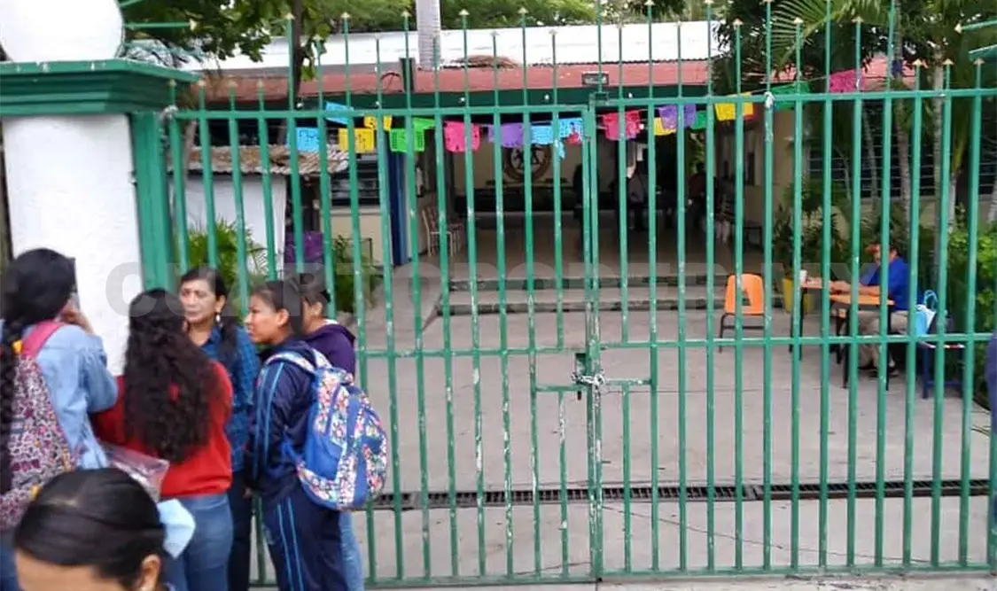 Educadoras exigen acceso a servicios médicos