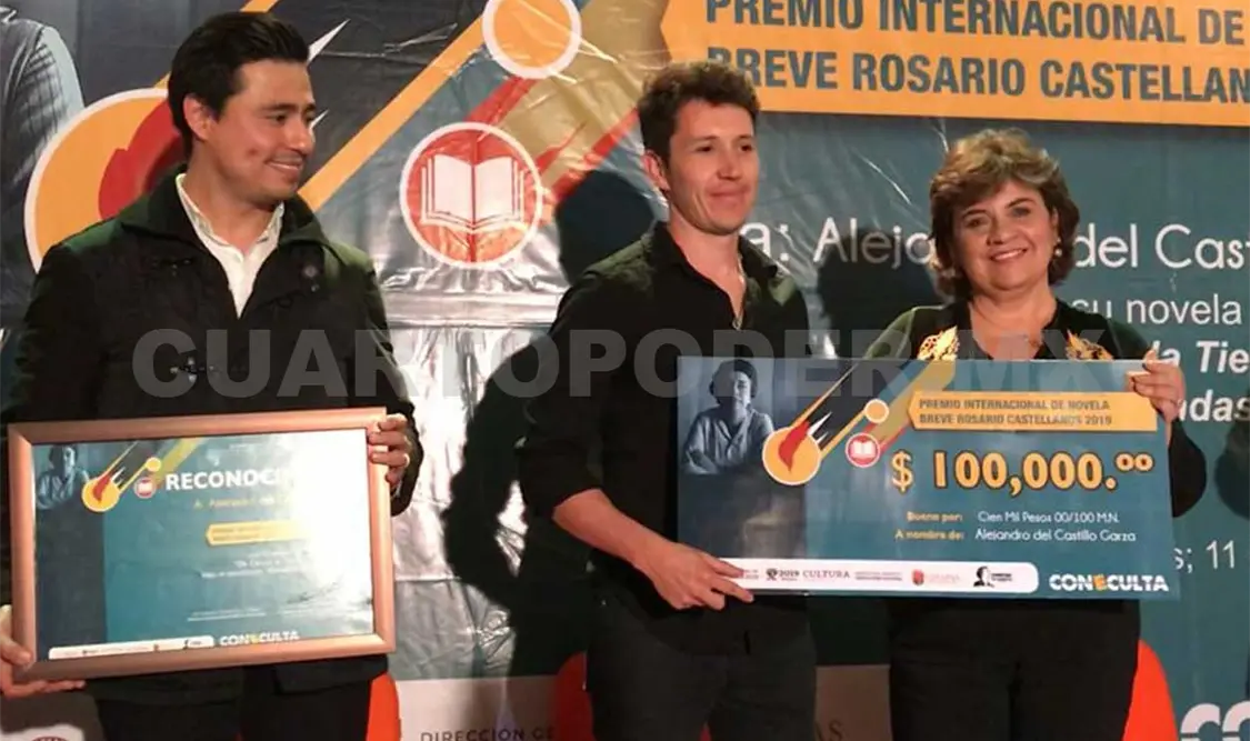 La directora general del Coneculta, Victoria Cecilia Flores Pérez, realizó la entrega del premio al escritor. Cortesía